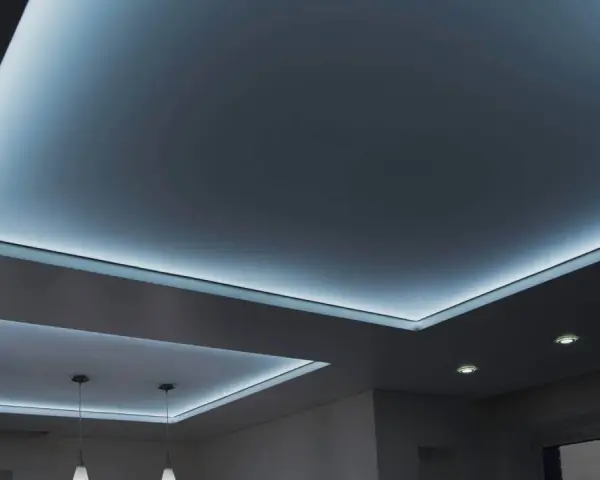 Nowoczesny sufit napinany z podświetleniem LED tworzy nastrojową atmosferę.