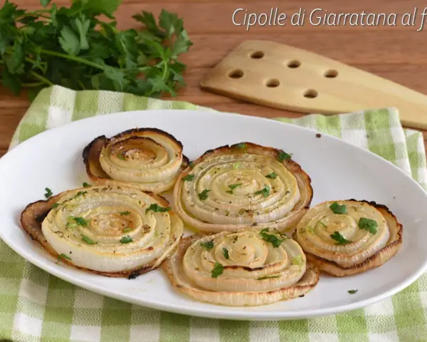 Cipolle di Giarratana al forno, un piatto semplice e gustoso, perfetto per chi cerca ricette veloci e saporite.