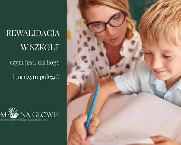 Nauczycielka wspiera ucznia w nauce. Rewalidacja w szkole to proces wspierający rozwój dziecka.