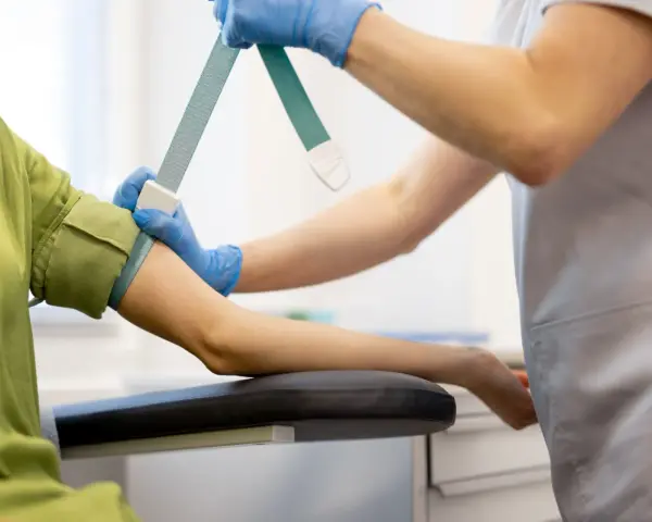 Koszt badania witaminy B12: NFZ, objawy i jak się przygotować?