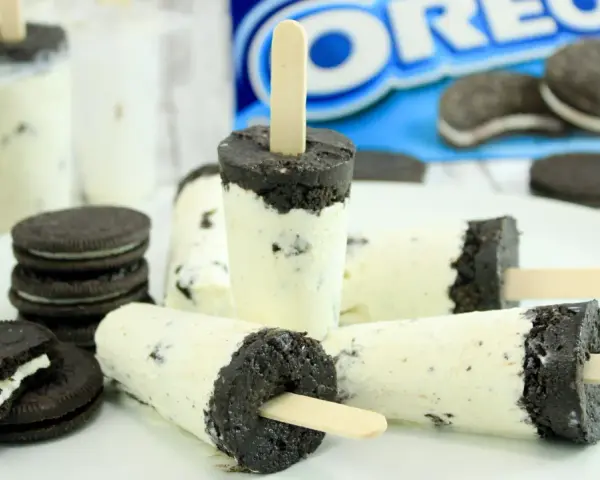 Leckeres Oreo Eis selber machen: Cremiges Eis mit zerkleinerten Keksen und einem Schoko-Rand. Perfekt für den Sommer!