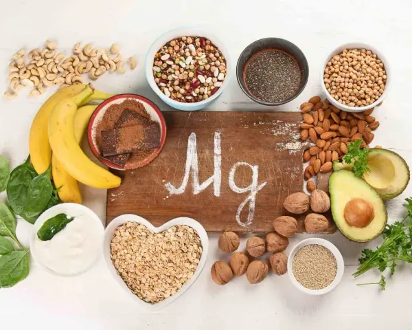 Magnesiumreiche Lebensmittel wie Bananen, Nüsse und Spinat können Frauen in den Wechseljahren unterstützen.