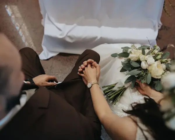 Para odebrać akt małżeństwa po ślubie konkordatowym, wystarczy poczekać na ten wzruszający moment.
