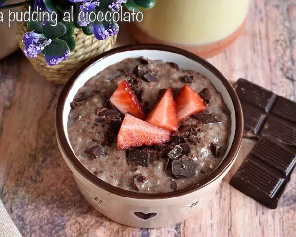 Delizioso chia pudding al cioccolato con fragole fresche e scaglie di cioccolato, pronto per essere gustato.