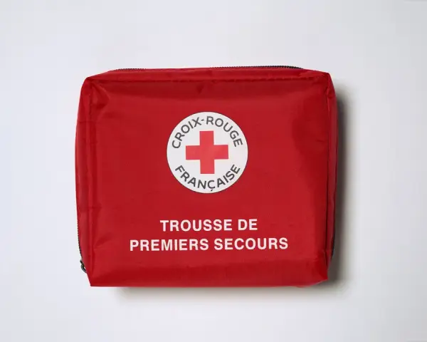 Trousse de premiers secours rouge de la Croix-Rouge Française, idéale pour le contenu trousse de secours jeunesse et sport.