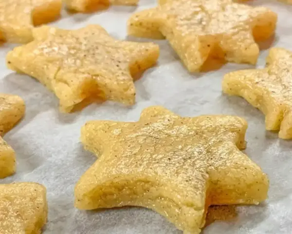 Gwiazdkowe ciasteczka gotowe do pieczenia. Idealny przepis na ciastka dla każdego.