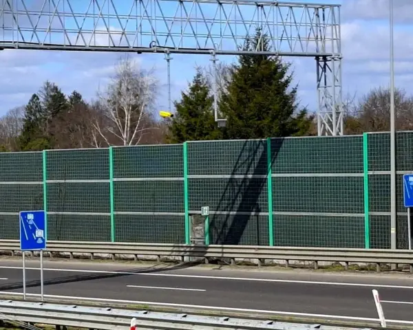 Znak informuje o odcinkowym pomiarze prędkości. Uważaj na drogach, by nie dostać mandatu.