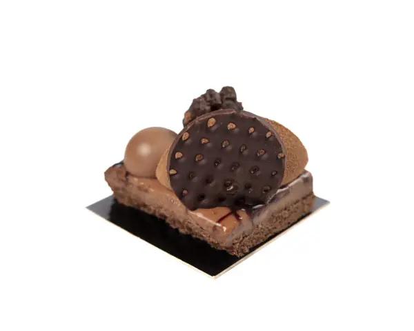 Pastel de chocolate con varias texturas: una esfera de chocolate, un disco decorado y cacao en polvo.