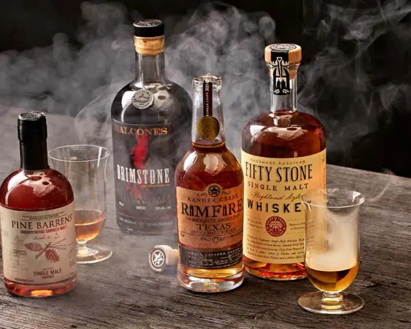 Flaschen mit Whisky, darunter "Brimstone" und "Pine Barrens" mit rauchigem Aroma, das von peated malt stammt.