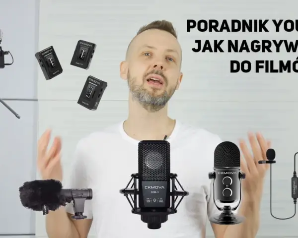 Mężczyzna prezentuje sprzęt do nagrywania dźwięku, w tym mikrofony i nadajniki. Widać też telefon z mikrofonem na statywie, sugerując nagrywanie głosu do filmów za pomocą dyktafonu w telefonie.