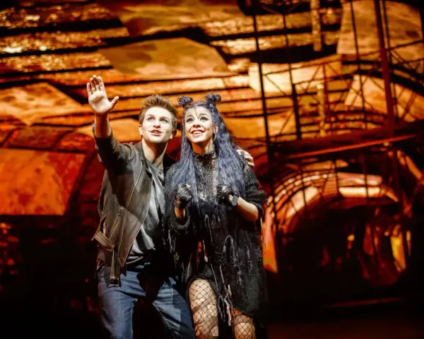 Para, która na scenie shows, że "we will rock you".
