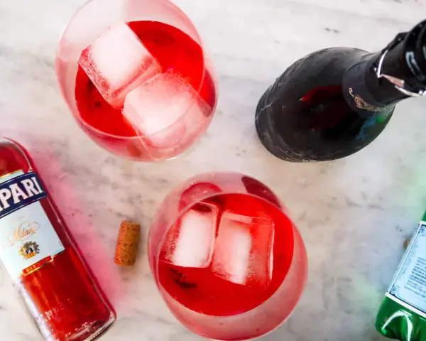 Idealny Campari Spritz przepis: Aperitif z Campari, prosecco i wodą gazowaną, podany z lodem.