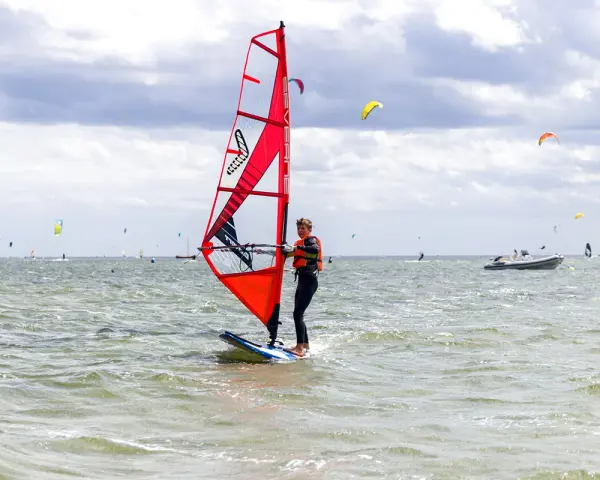 Windsurfing Chorwacja: Gdzie wieje najlepiej? Przewodnik po spotach