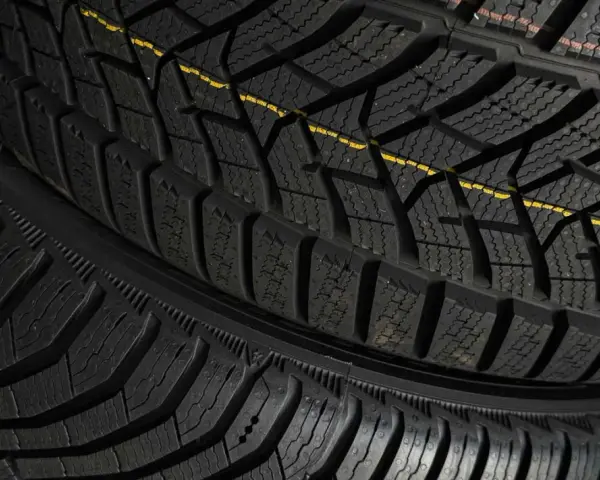 Gomme invernali con battistrada profondo e linea gialla, pronte per affrontare anche 20 gradi di caldo inaspettato.