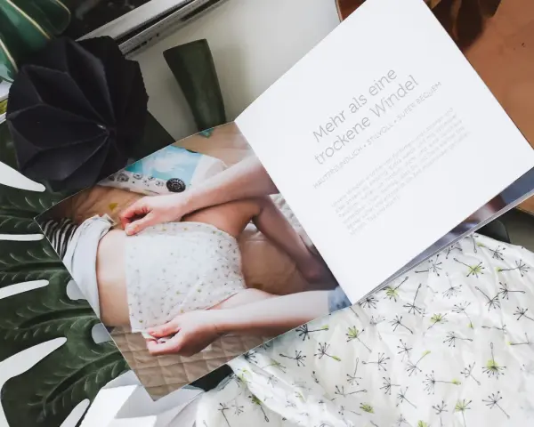 Babywindeln, die mehr als nur trocken werden. Hautfreundlich, stilvoll und bequem für Tag und Nacht.