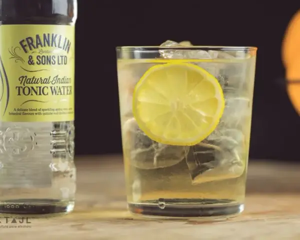 Gin z tonikiem: jak zrobić idealny drink w domu? Poradnik