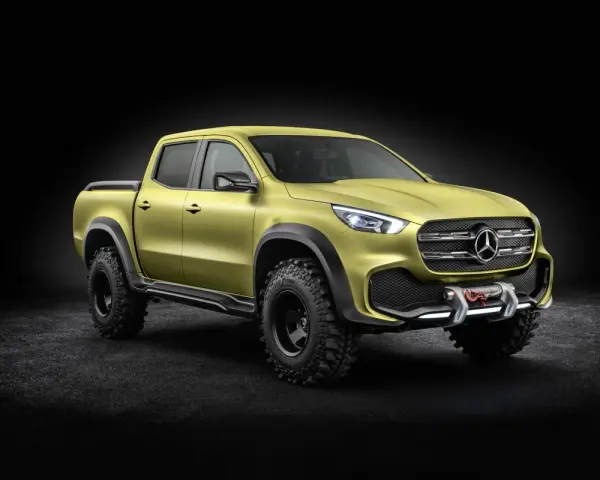 Żółty mercedes pickup z wyciągarką i terenowymi oponami, gotowy na przygodę.