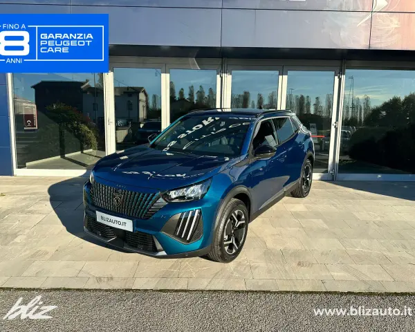 Peugeot 2008 blu, con garanzia fino a 8 anni. Controlla la pressione pneumatici per un viaggio sicuro.