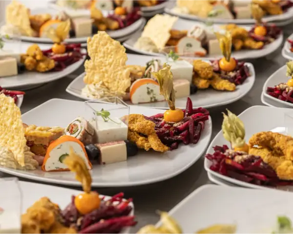 Catering: Ile za osobę? Poznaj realne ceny i uniknij pułapek