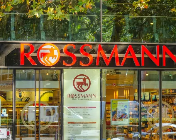 Na szyldzie Rossmann widać napis "ROSSMANN". W oknie drogerii jest informacja, że w Rossmannie można drukowac zdjęcia.
