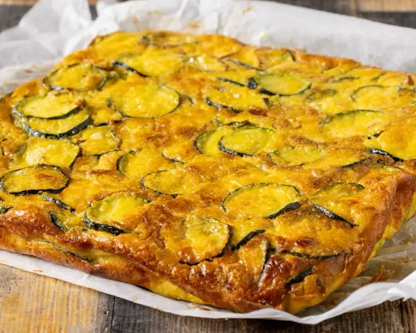 Una dorata frittata di zucchine, cotta alla perfezione, pronta per essere gustata.