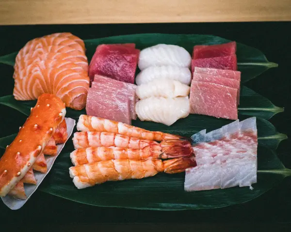 Frischer Fisch und Meeresfrüchte, ein Festmahl für die Sinne. Hier gibt es den besten "the catch berlin" für Sushi-Liebhaber.