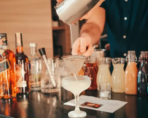 Czym barman miesza drinki? Wybierz shaker idealny dla Ciebie!