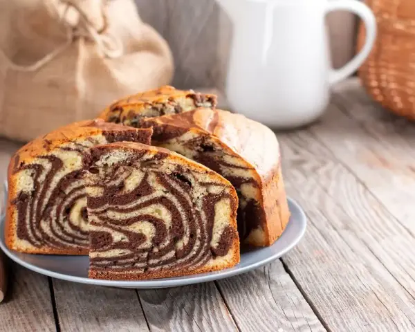 Torta zebrata, soffice e golosa, preparata in friggitrice ad aria. Perfetta per la colazione o la merenda.
