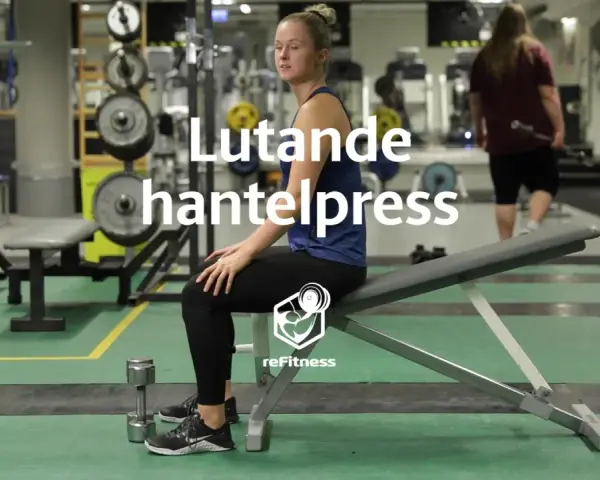 Kvinna förbereder sig för lutande hantelpress på gym. En hantel ligger bredvid henne.