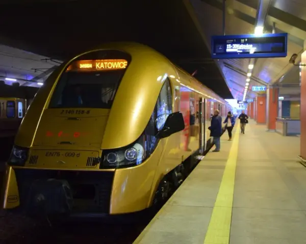 Złoty pociąg EN76-009 d z napisem "KATOWICE" na tablicy informacyjnej czeka na pasażerów. Może to być pociąg do Krakowa.