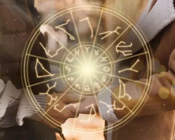 Koło zodiaku z symbolami gwiazd. Zastanawiasz się, jaki znak zodiaku pasuje do Ryby?