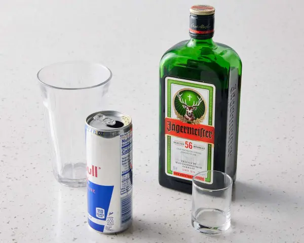 Jägerbomba: Jak zrobić i czy warto ryzykować zdrowie?