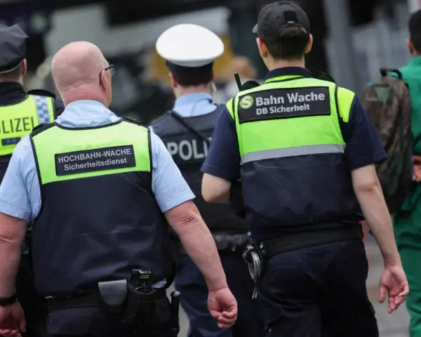 Policjanci w kamizelkach odblaskowych patrolują ulice, dbając o bezpieczeństwo. Czy Niemcy są bezpiecznym krajem? Obecność służb sugeruje troskę o porządek.
