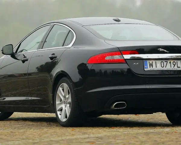 Czarne Jaguar XF 2.7 diesel, widok z tyłu. Opinie o tym modelu często podkreślają jego elegancję i komfort.