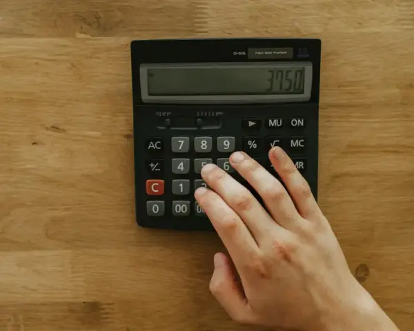 Main tenant utilise une calculatrice pour déterminer quel compte bancaire à l'étranger doit-on déclarer.