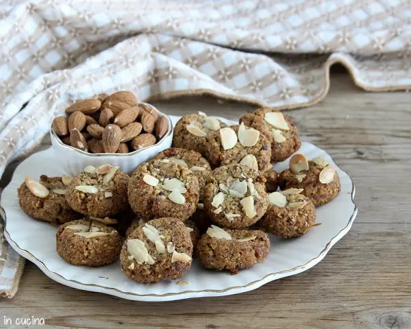 Biscotti alle mandorle, deliziosi dolci senza zucchero, perfetti per una pausa sana e gustosa.