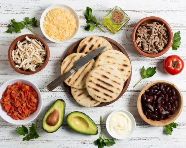 Arepas venezolanas con rellenos: pollo deshebrado, carne mechada, frijoles, queso, aguacate y ensalada.