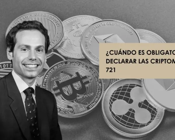 Hombre sonriente junto a monedas de criptomonedas. El texto pregunta: "¿Cuándo es obligatorio declarar las criptomonedas?". Si tienes criptomonedas, ¿tengo que declarar criptomonedas si no he vendido?