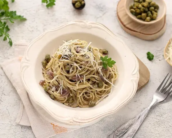 Spaghetti z kaparami: Jak zrobić idealne w mniej niż 20 minut