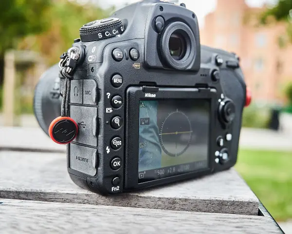 Nikon D850 cena: profesjonalny aparat fotograficzny z tyłu, z widocznym ekranem LCD i przyciskami sterującymi.