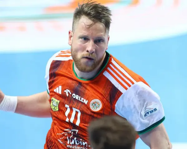 Piłkarz ręczny z pomarańczową koszulką i fioletową piłką. Sprawdź superliga#piłka ręczna terminarz, by poznać daty meczów.