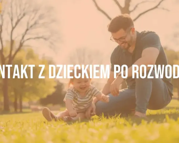 Szczęśliwy ojciec bawi się z dzieckiem na trawie. Temat bloga: kontakt z dzieckiem po rozwodzie.