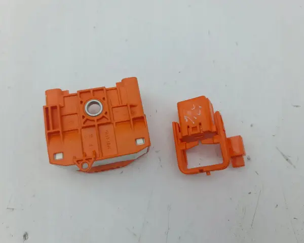 Pomarańczowy element z oznaczeniami, prawdopodobnie złącze bezpieczników do Toyota Corolla E21.