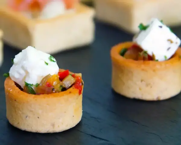Mini tartaletki z warzywami i serem feta, idealne jako amuse bouche.