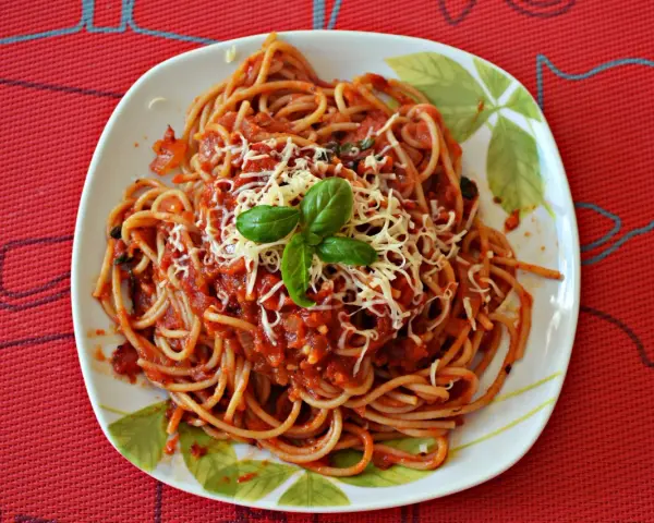Spaghetti Napoli z passaty: Sekret szybkiego i smacznego obiadu