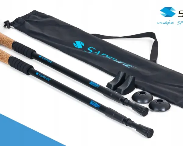 Kije trekkingowe Sapphire z korkową rączką i pokrowcem. Czy kije trekkingowe można używać do nordic walking? Tak, z odpowiednimi końcówkami.