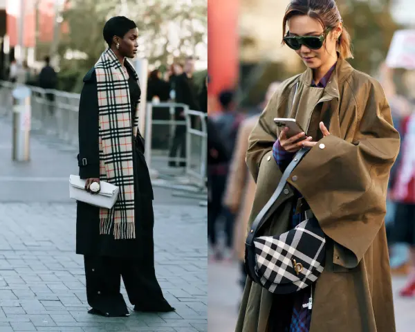 Due donne mostrano il loro outfit check significato con cappotti eleganti, sciarpe a quadri e borse di tendenza.