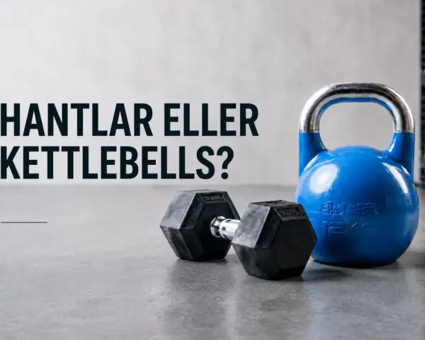 En blå kettlebell och en svart hantel ligger på ett betonggolv. Texten "Hantlar eller Kettlebells?" syns i bakgrunden. Ett kettlebell program kan använda båda.