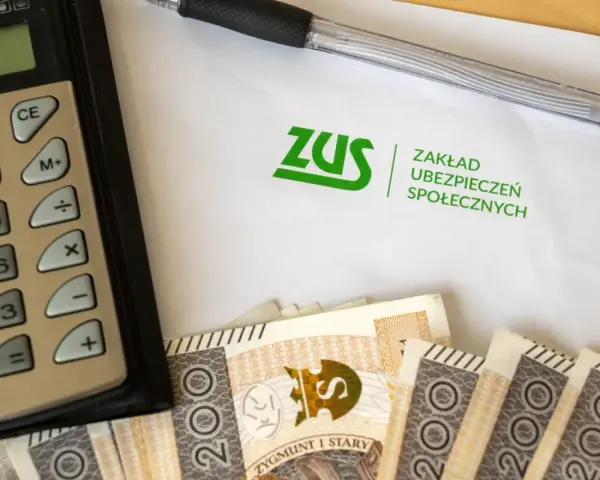 Kalkulator, długopis, banknoty i dokument ZUS. To ZUS wypłaca L4 ciążowe.