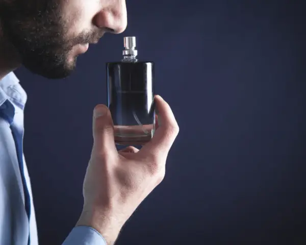 Perfumy z ogonem: Jak wybrać najtrwalsze? Ranking damskich i męskich